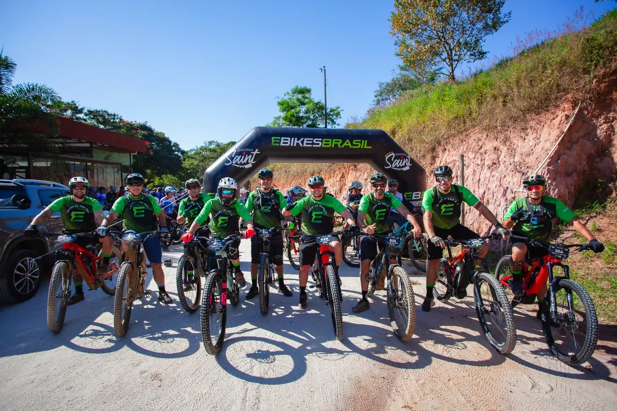 Equipe EBB Esportes alinhada para largada em evento de e-MTB